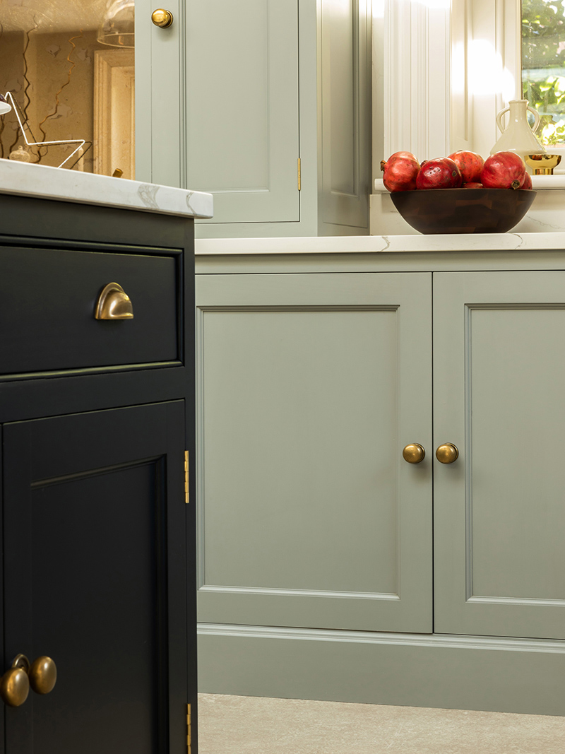 Traditional Handmade Kitchens - Colours & Brassware-4